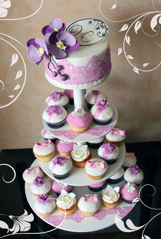 Свадебный торт с капкейками в сереневых тонах.