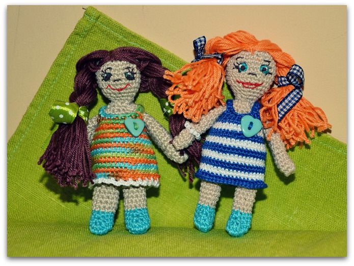 Куклы-сестры.