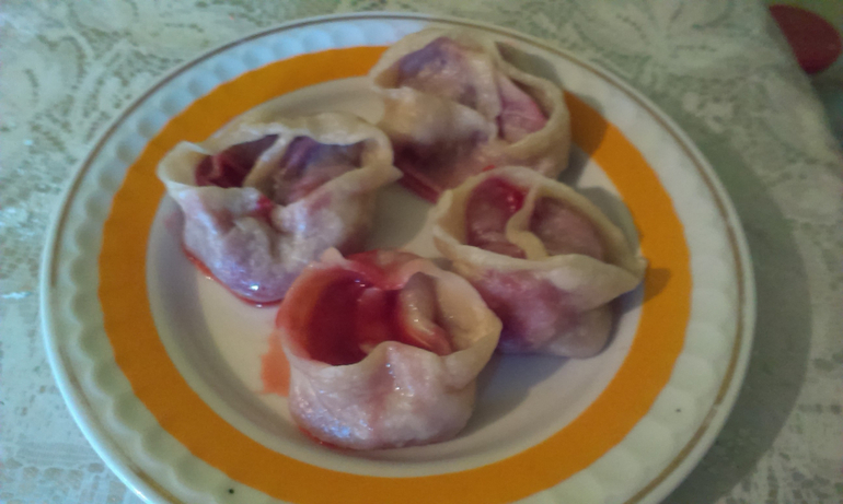 Манты с ягодой
