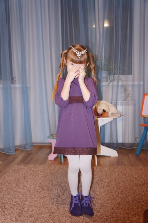 Анюта и фиолетовое платье)