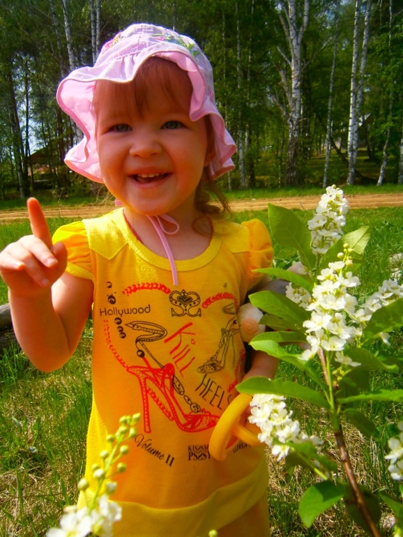 мы гуляем. только фото Катюшки. 1 г 10 мес.