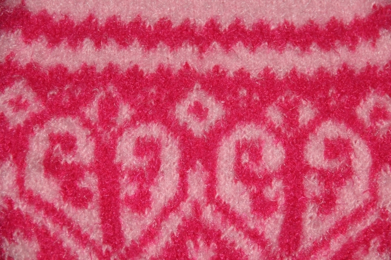 Пушистый и узорчатый свитерок.