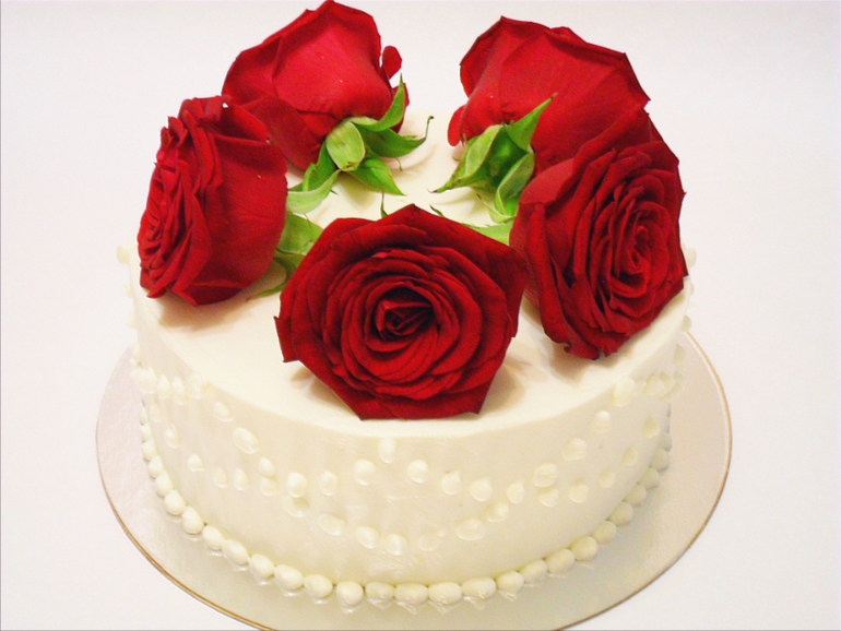 With vanilla roses cake))
