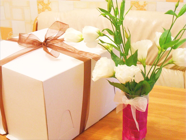 With vanilla roses cake))