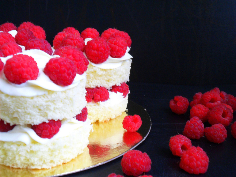 Миндально-малиновые мини тортики))