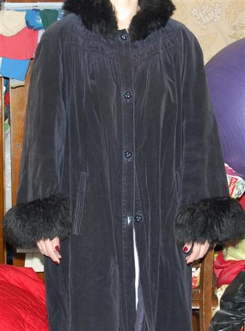 женские вещи, в основном 50-52, одно пальо 42-44. М. Савеловская