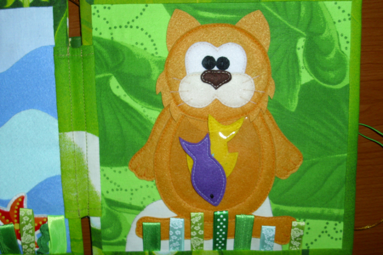 Развивающая книжка с котиком