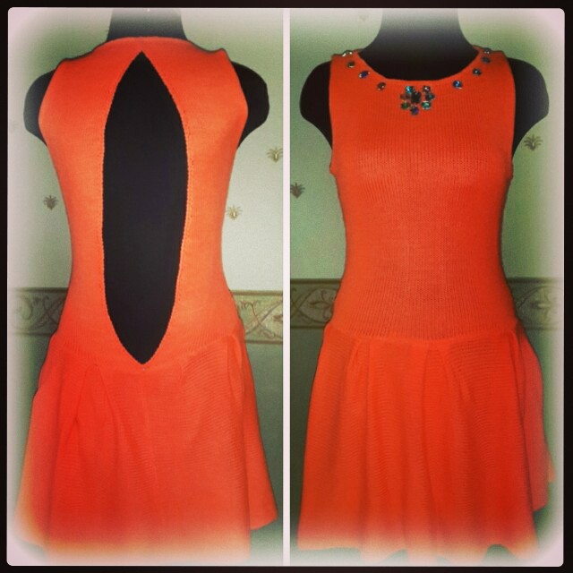 Еще одно неоновое платье