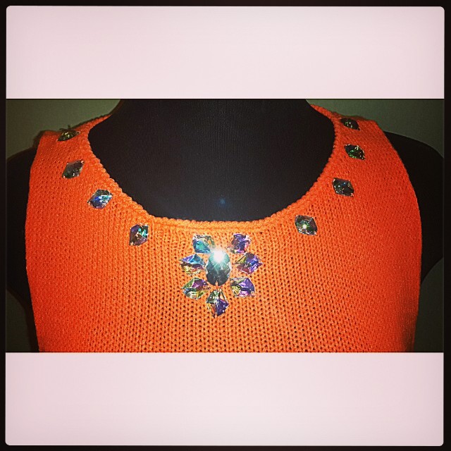 Еще одно неоновое платье