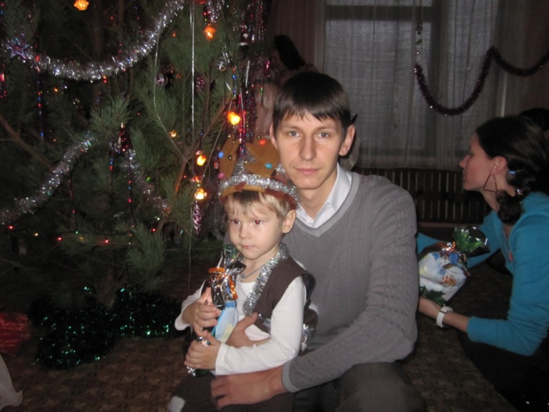 Первая елка Кирюхи)))