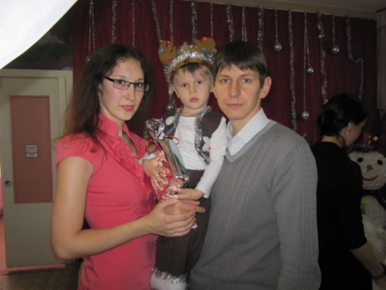 Первая елка Кирюхи)))