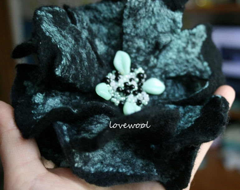 брошь "бирюза в ночи" к черным бусам