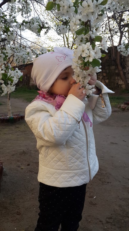 Саша и цветочки!!!=))))