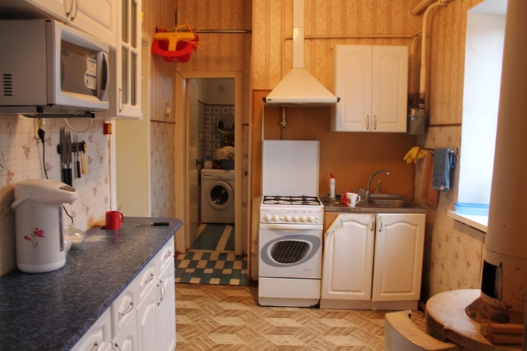 нужно впихнуть холодильник)