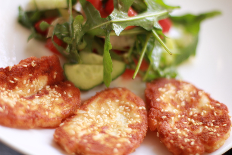 Халуми жареный с овощным салатиком.