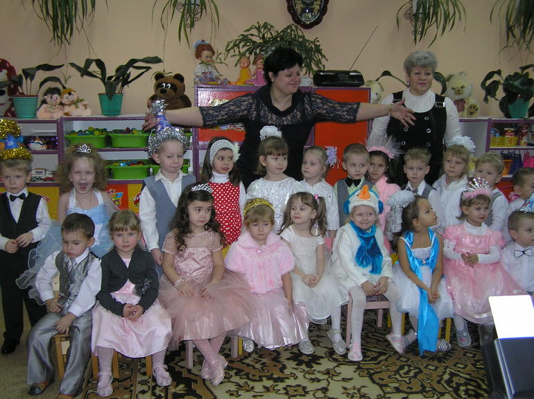 Наша первая елка в детском саду!