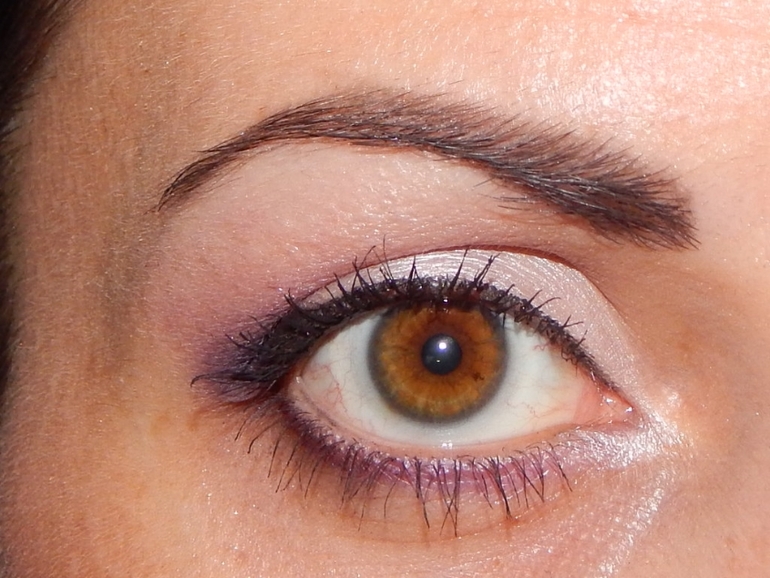 Макияж  в технике( уголок)