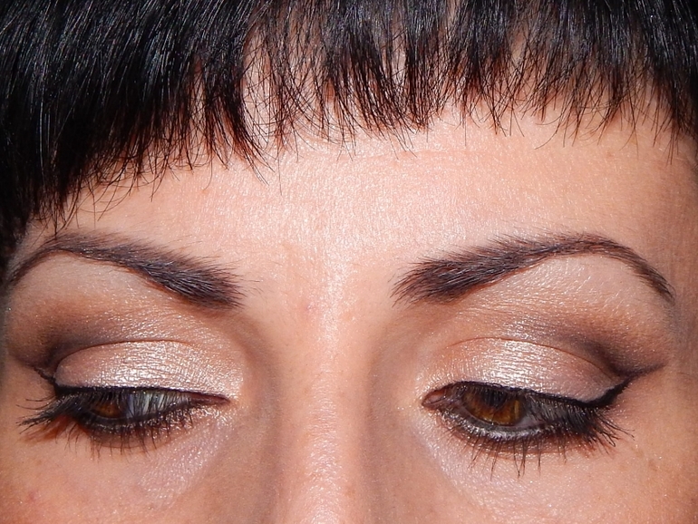 Макияж   в коричнево-золотых  оттенках