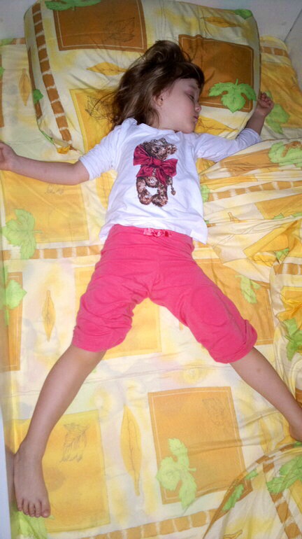 Я - Звезда! Руки, ноги раскину и сплю, а пальцы растопырю - так ваще Снежинка)