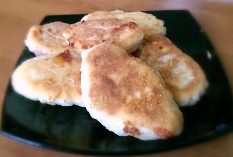 Пирожки на кефире с луком и яйцом.