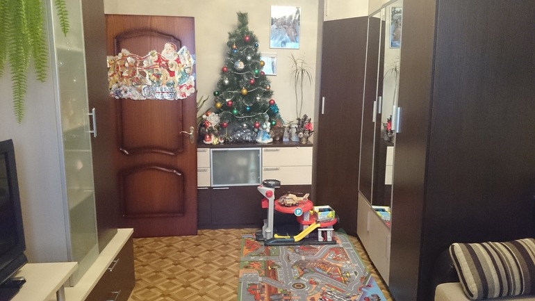 Помогите подобрать обои, ламинат и потолок под мебель