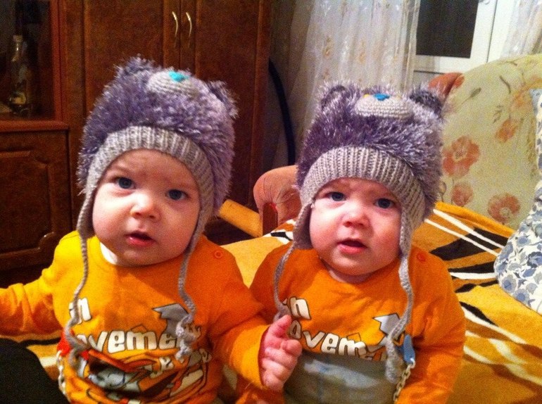 Шапочки для близнецов