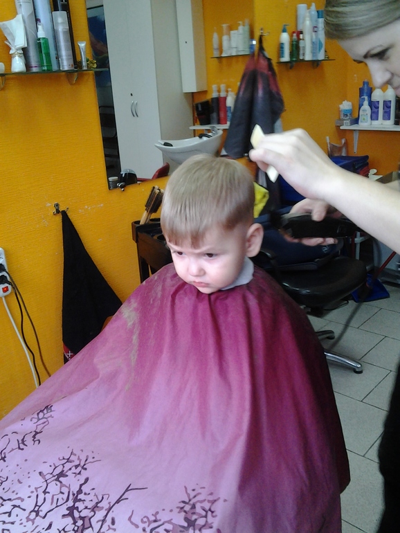 первый раз в парикмахерской