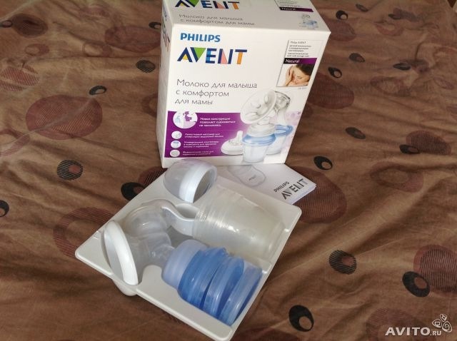 Ручной молокоотсос avent с контейнерами 1400р.