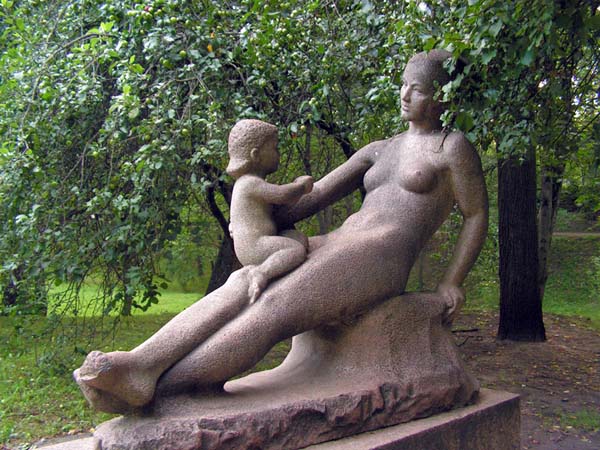Культурный экскурс. Памятники материнству и семье