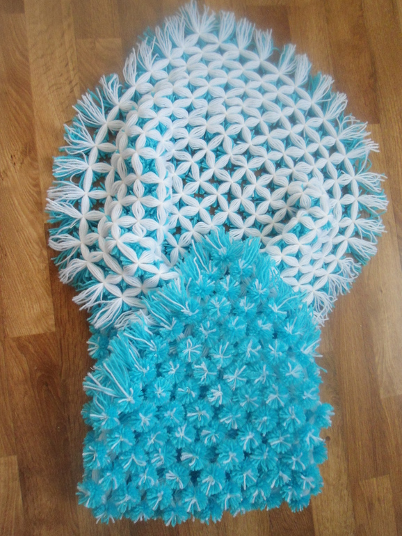 Пледик из помпонов.