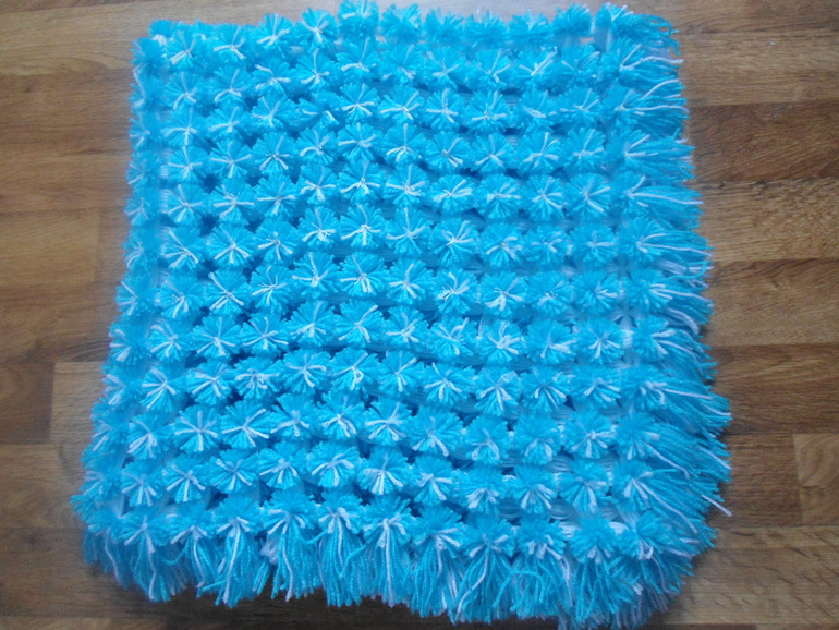 Пледик из помпонов.