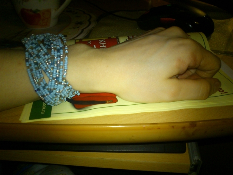 браслет напоминалка