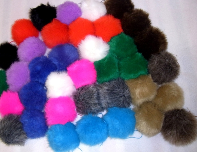 продам акриловые помпончики...