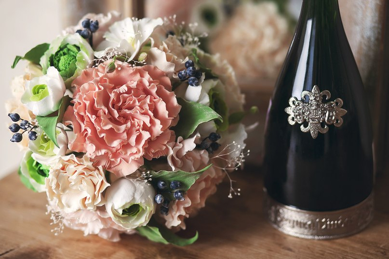 Свадебные цветы и аксессуары из легкой глины. Свадебный пример.