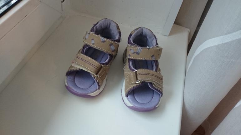 Отдам обувь на мальчика и девочку 19-20 размеры.