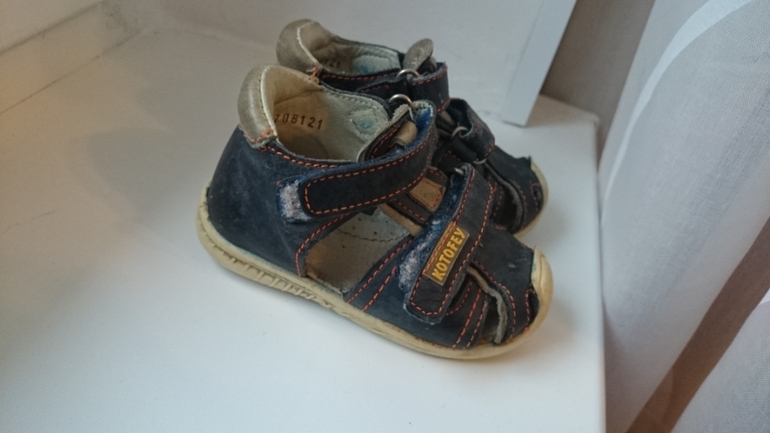 Отдам обувь на мальчика и девочку 19-20 размеры.