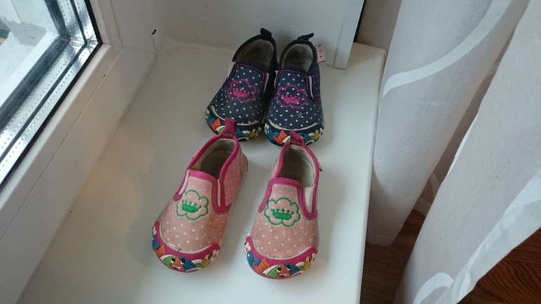 Отдам обувь на мальчика и девочку 19-20 размеры.