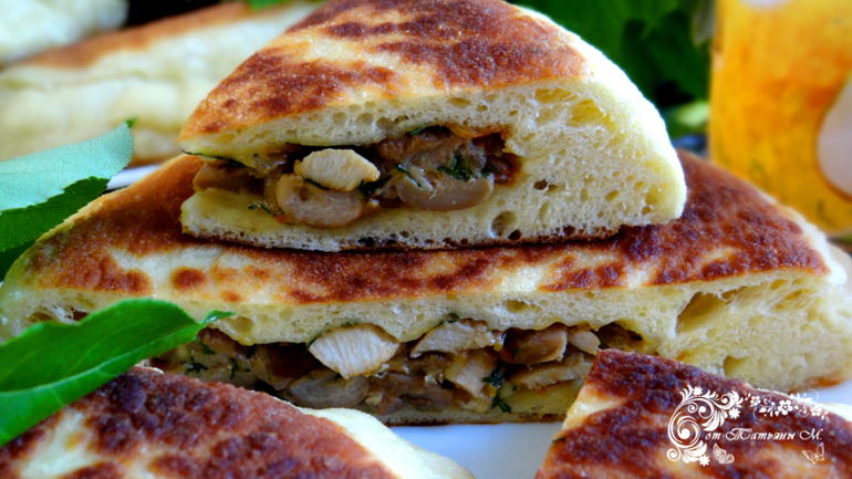 Паляница с начинкой для пикника, ароматная и сытная