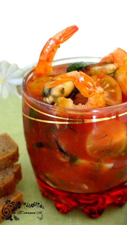 Томатный салат-коктейль с морепродуктами и овощами