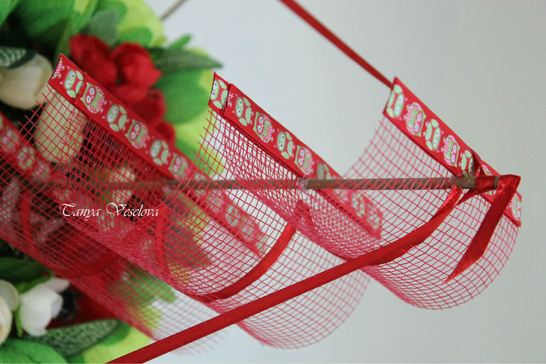 Надо верить в чудеса! Когда-нибудь весенним утром ранним Над океаном алые взметнутся паруса, И скрипка пропоет над океаном...