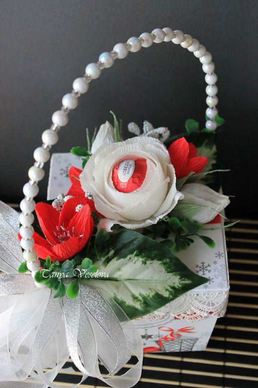 Девочки , поздравляю Вас с Праздником!За ваши руки, вашу нежность, За негасимый сердца жар, За дар любви и чувств безбрежность, За тайну ваших вечных чар. За мужество в житейской прозе, За блеск очей при свете эвезд, За вас, за эту цифру "8" - Сегодня подниму я тост!