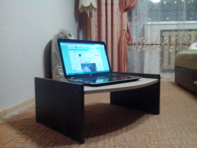 Муж смастерил столик для ноута