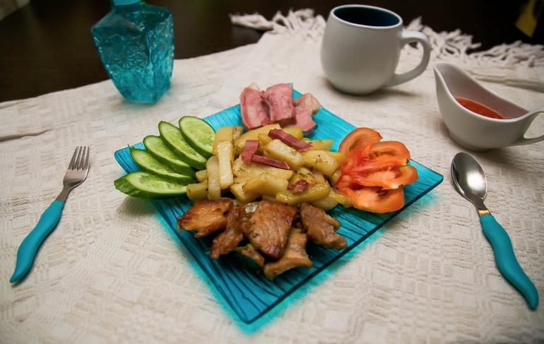 Картошечка с беконом,овощами,языком и соусом