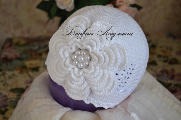 Еще одна шапочка с большим цветком.