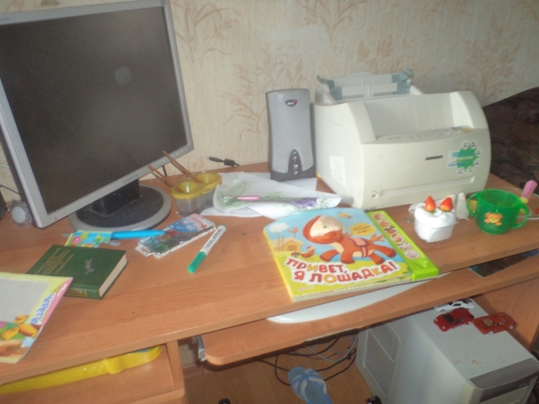 Перед отъездом на дачу, Настенька поиграла...