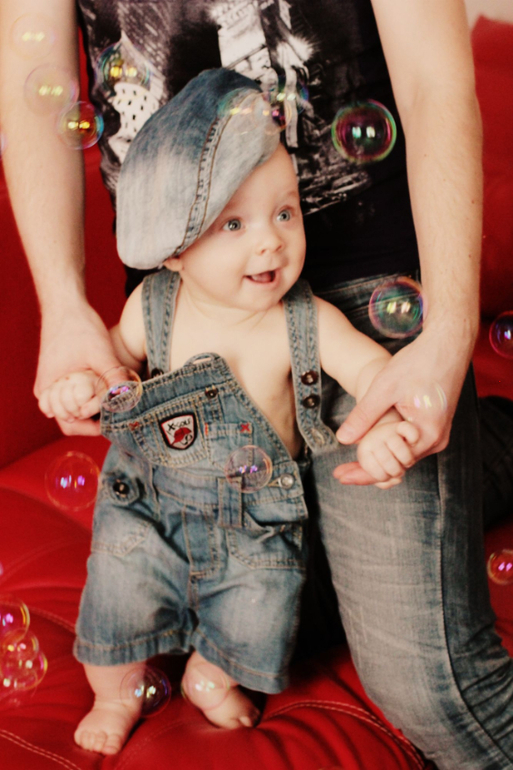 Почти 8 месяцев, а вроде только собиралась писать что мы из роддома выписались :)