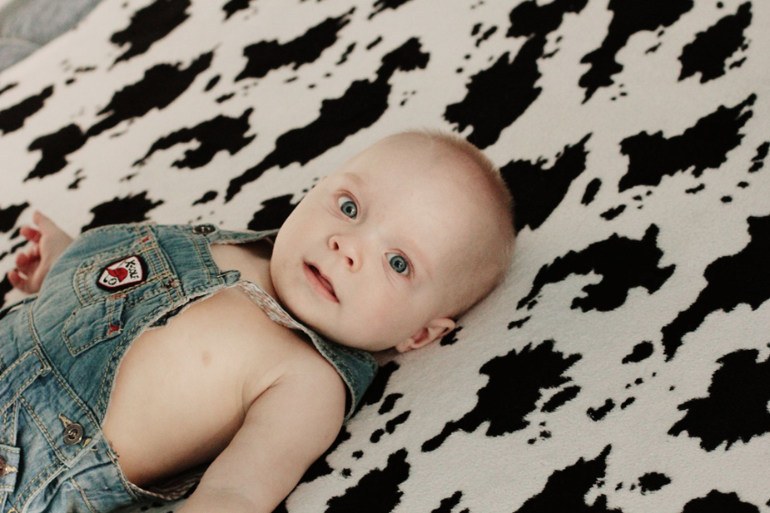 Почти 8 месяцев, а вроде только собиралась писать что мы из роддома выписались :)