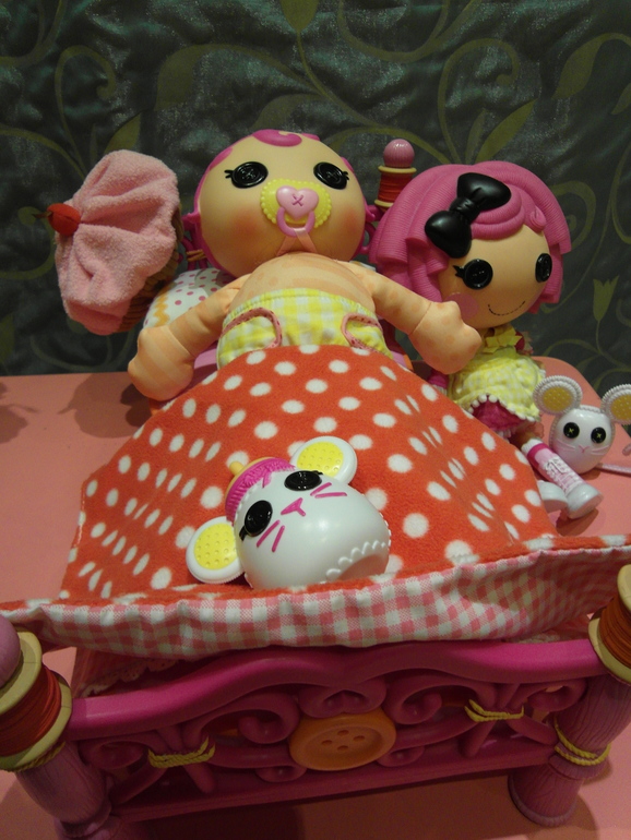 Новая куколка у нас малышка сладкоежка)