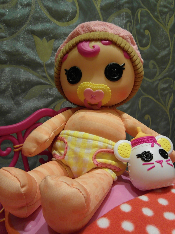 Новая куколка у нас малышка сладкоежка)