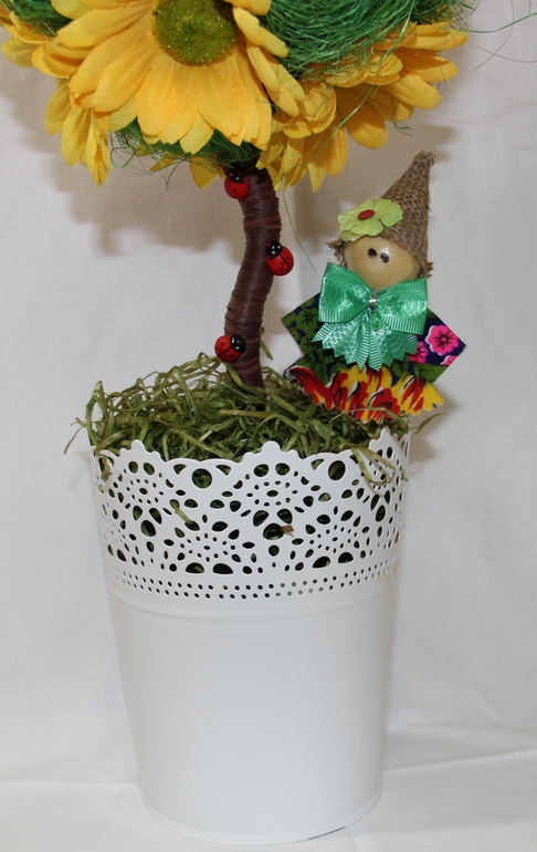 Деревце с желтыми цветами